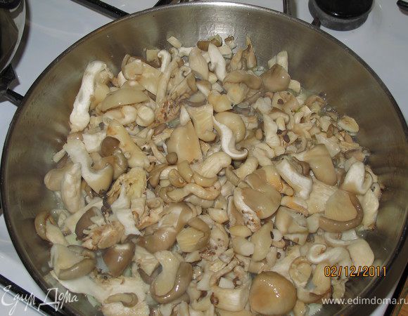 Лук порезать мелко и обжарить в растительном масле. Порезать вешенки. Я порезала мелковато, лучше вдоль, чтобы они были длинными, так удобней палочками есть. Добавить вешенки к луку и готовить.