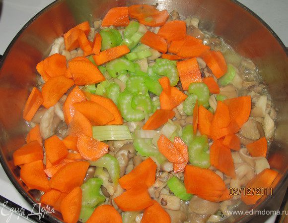 В это время морковь порезать крупно, но тонко, сельдерей нарезать и добавить всё к грибам. Перемшать и под крышкой готовить минут 10.