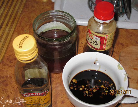 Готовим соус. Кориандр раздавить. Чеснок мелко порезать. В чашку выливаем соевый соус, мёд, уксус, кунжутное масло и добавляем кориандр, чеснок, перец чёрный, кунжутные семечки. Всё вилкой хорошо взбить.