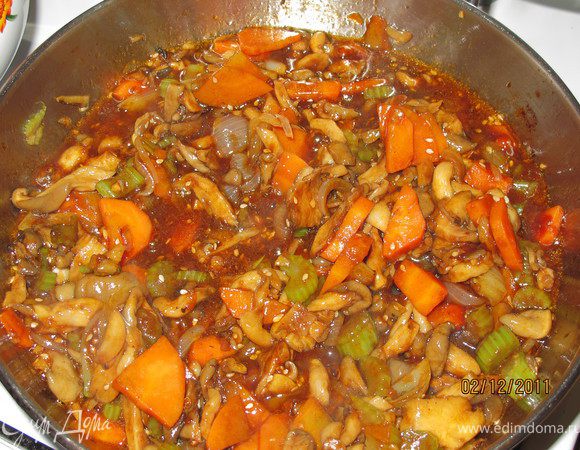 Выливаем наш соус в сковороду, перемешиваем и тушим 5 минут. Всё, готовы наши грибы. Теперь их с рисом, очень вкусно...