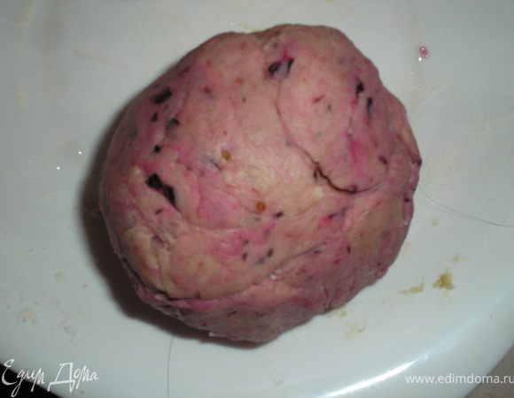 К второй части массы добавить 5 ст.ложек муки и столовую ложку растертой свежей черной смородины (у меня мороженая. перемолола в блендере). Вторая часть теста получается светло-фиолетовая.