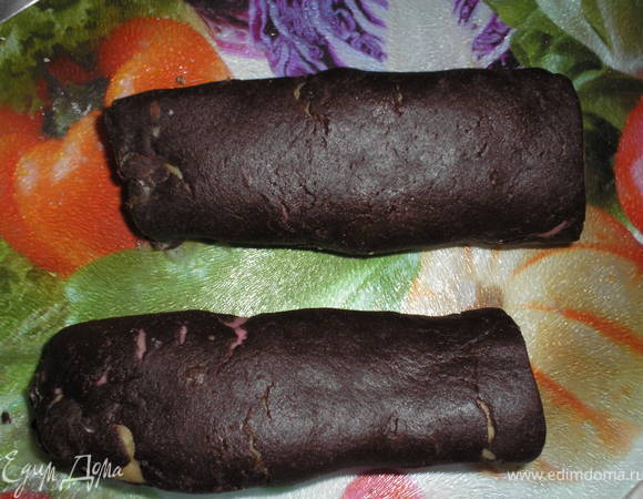 Осторожно приподнимая тесто, раскачанное в прямоугольник, скачиваем в рулет. Разрезаем на две части.