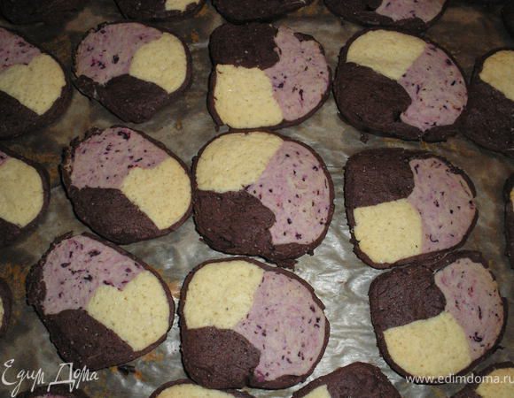 Выкладываем печенье на пергамент. Выпекаем в разогретой духовке при темп.180гр. 15-20 минут.