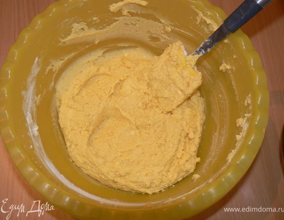 Для основы взбить масло с сахаром, добавить яйцо и муку с солью и разрыхлителем. 
Добавить сметану.Перемешать.