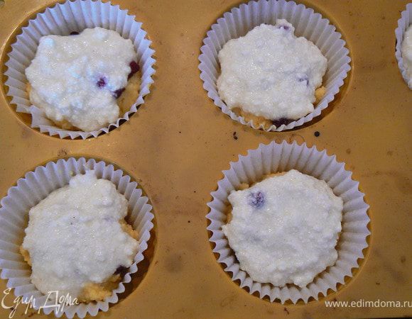 Сверху залить творожной массой.