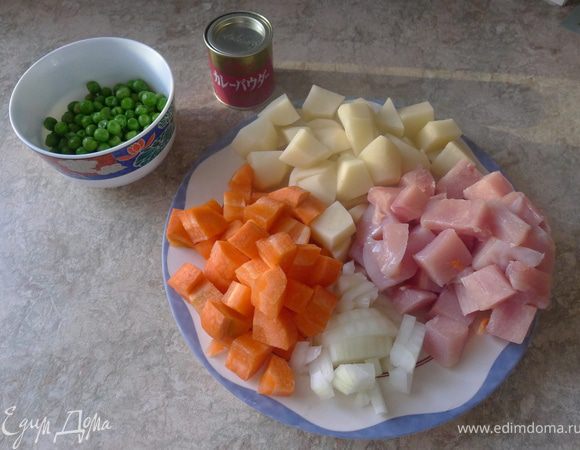Нарезаем картошку, морковку, лук и куриную грудку кубиками примерно по 1,5см. Не "мельчите")), чем крупнее, тем лучше. 