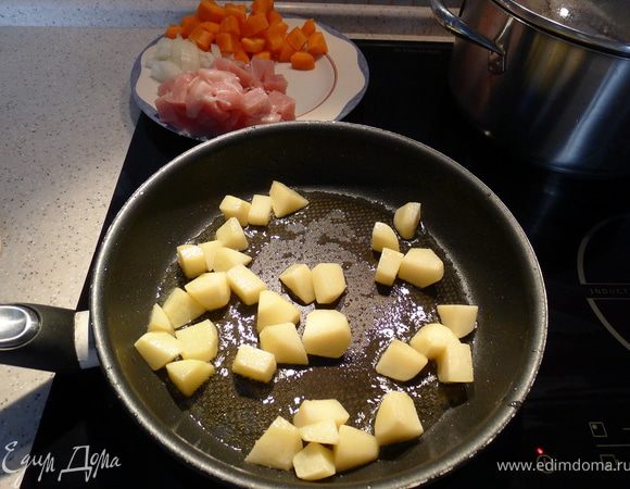 Будем обжаривать все ингредиенты отдельно. Наше карри не должно превратиться в "кашу", каждый овощ должен быть своего цвета и запаха.
Начнем с картошки, слегка солим, жарим почти до готовности.