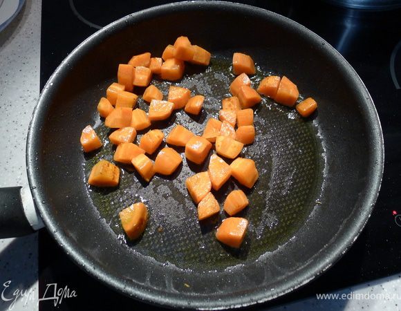 Жарим морковь, слегка солим.