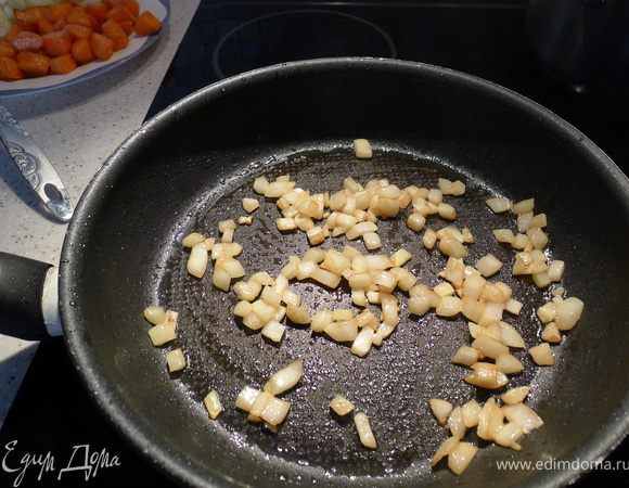 Жарим лук. У меня лук мелко нарезан, т.к. в семье имеются его противники))