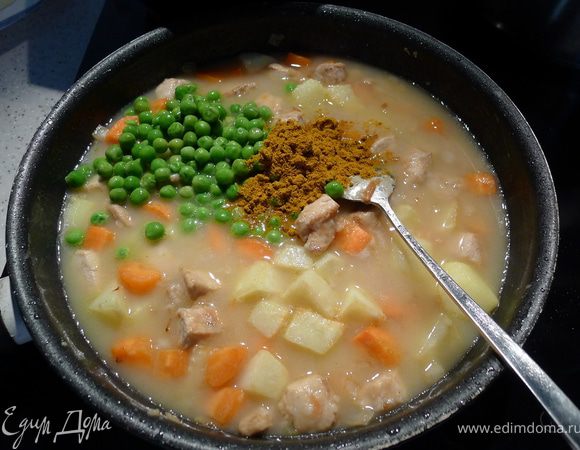 К курице добавляем 1 столовую с горкой ложку муки, перемешиваем, все наши обжаренные ранее овощи, зеленый горошек, 2 чайные ложки порошка карри, горячей воды или бульона, перемешиваем и тушим на среднем огне до готовности картошки. 