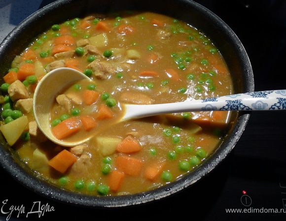 В процессе тушения, время от времени помешиваем, если не солено, то добавляем соль по вкусу, 1 чайную ложку сахара, отгоняем прилипших к вашей спине родственников с вопросами "когда?"... 