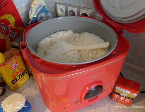 Открываем "кашеварку", накладываем рис (естественно несоленый и без масла)
