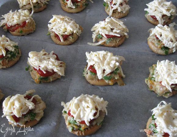 Сушки кидаем на 3-5 минут в ёмкость с молоком для того чтобы они немного размокли.
Застилаем  протвень бумагой и выкладываем в ряд уже немного размокшие сушки. В дырочки начинаем "впихивать" подготовленный фарш( я добавила в фарш жаренный лук, морковь и петрушку), капнула пару капель кетчупа. Натираем сыр и чеснок ,заправляем майонезом и выкладываем по ложечке на фарш. 