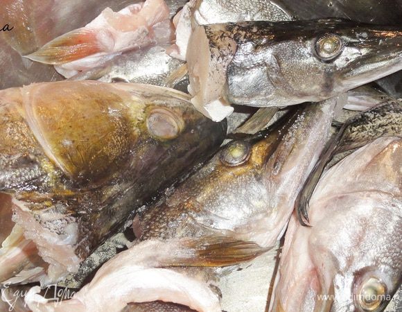 У голов я сразу удаляю жабры, по желанию можно глаза. 
Сложите в глубокую кастрюлю, налейте воды и поставьте на плиту. 
