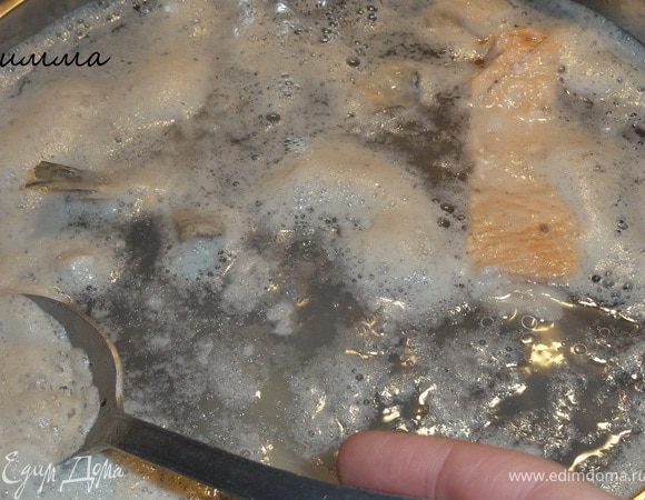 Следите за бульоном. Как только начнет закипать, снимите пену.
Посолите и еще раз снимите пену. 
