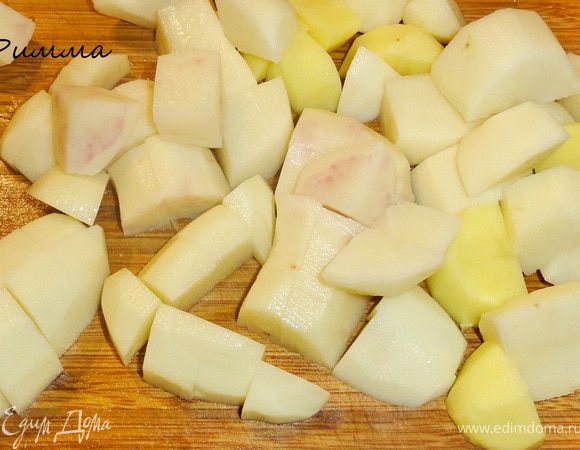 Головы варятся довольно быстро, минут 20-30 (это зависит от размера голов).
В это время картофель нарежьте крупными кубиками...