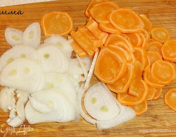 ...морковь  и лук кольцами. 