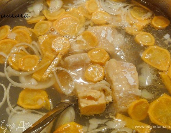 Выньте головы из бульона. По желанию бульон можно процедить. 
Положите обрезки семги, если они у вас есть и овощи.