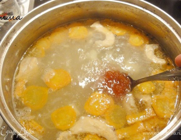 Как только картофель будет готов, введите в бульон икру. Икра должна  быть рассыпчатой в бульоне, а не плавать кусочками.   Варите еще минут 5 и снимайте с плиты.