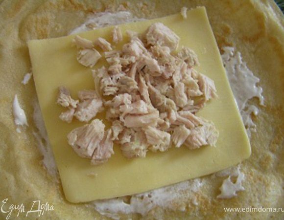 выложить сыр и нарезанную грудку курицы,