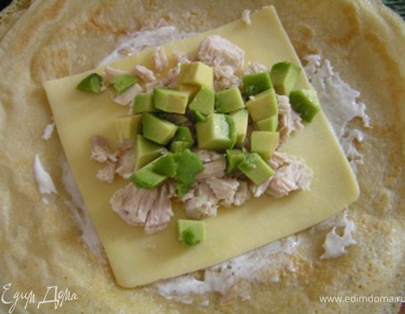 завершить кусочками авокадо, приправить перцем по желанию.