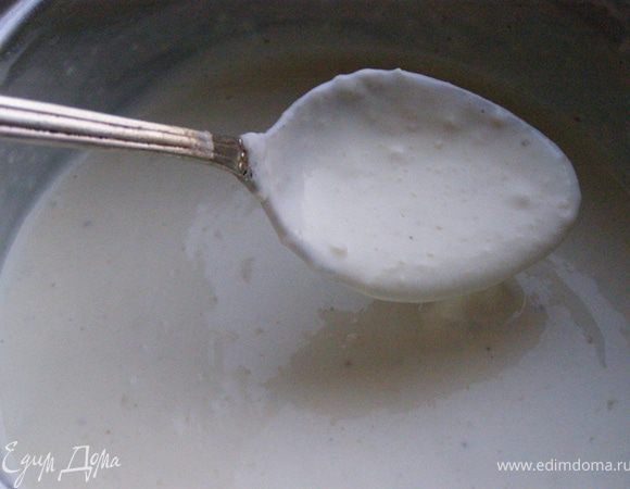 Тонкой струйкой влить горячие сливки, постоянно помешивая. Проварить на медленном огне минут 10