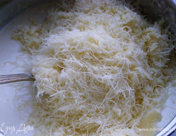 Добавить специи и тертый Грюйер