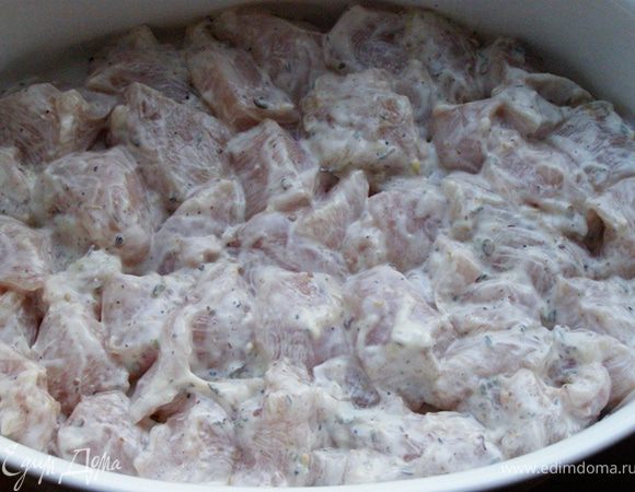 Кусочки курицы выложим в форму для запекания в один слой