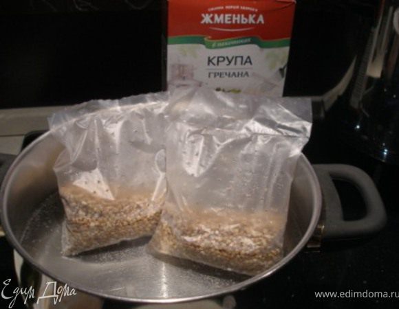 Сварить гречневую крупу. Добавить сливочное масло. 