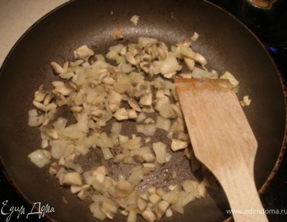 Лук и шампиньоны измельчить, поджарить до готовности на масле (сливочном или растительном). 