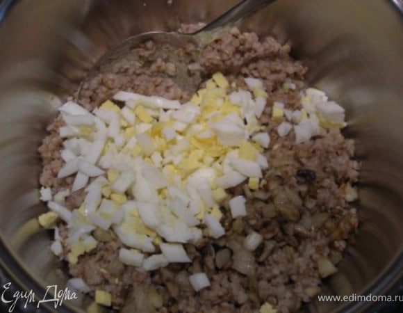 В гречку добавить лук с шампиньонами и измельченные яйца. Перемешать. 
Подавать немедленно! Я подавала с отварным говяжьим языком. 