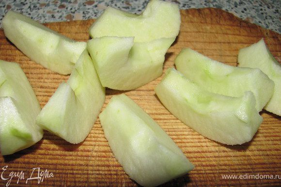 Яблоки(желательно твердые,кислые) очистить от кожуры и сердцевины и порезать на дольки.