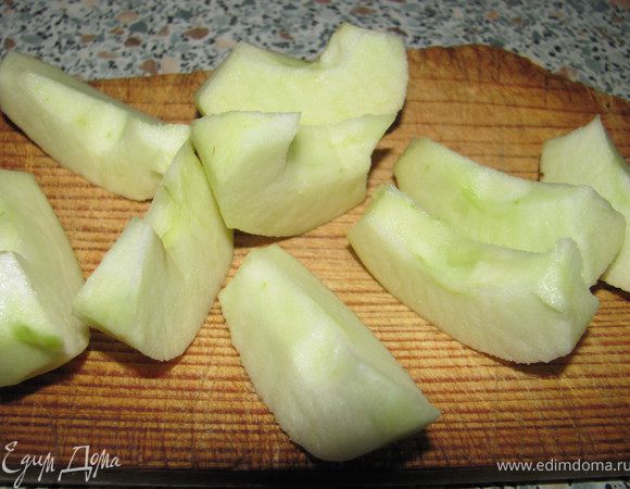 Яблоки(желательно твердые,кислые) очистить от кожуры и сердцевины и порезать на  дольки. 