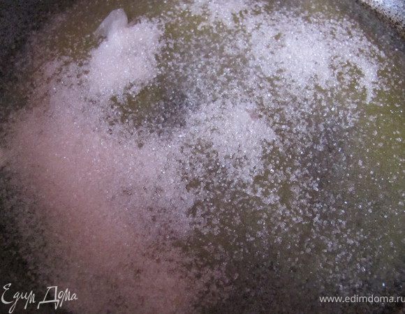 В сковороду наливаем масло и высыпаем сахар.