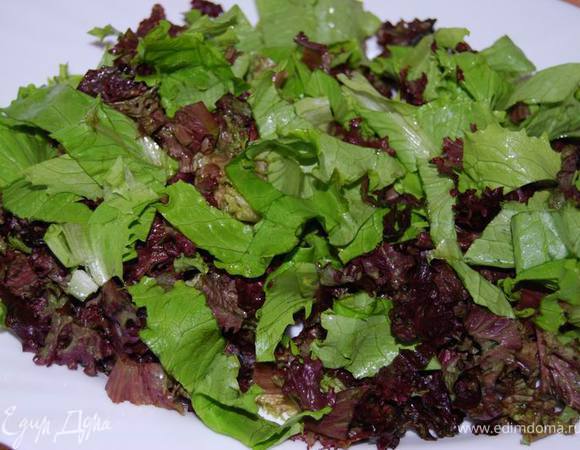 Листья салата крупно порезать