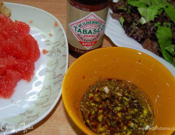 Приготовить заправку,смешав сок лимона,оливковое масло,мелко нарезанный чеснок,соль,провансике травы и ворчестерский соус.