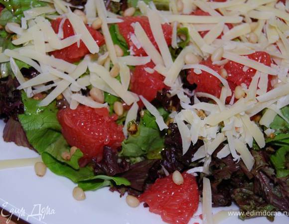 Заправить листья салата,сверху выложить очищенные от пленки дольки грейпфрута,тертый пармезан и горсть кедровых орешков. Отлично подойдет к семге-гриль или другой запеченной рыбе.