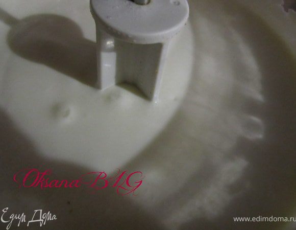 Для суфле. Желатин халить гарячей водой (150 гр.) Сметану, творог, сахар взбить в блендере. Добавить разведенный желатин.