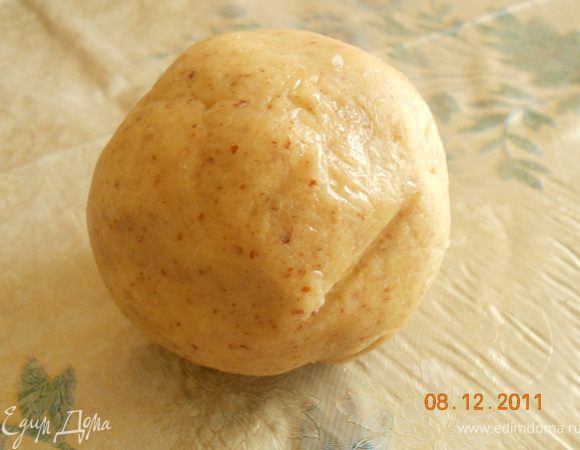 Приготовим песочное тесто:
Холодное сливочное масло нарезать на кубики и взбить в блендере вместе с миндалем до крошки, добавить желтки и холодную воду и продолжить взбивать, добавить муку и замесить песочное тесто, скатать в шар и убрать в холодильник минимум на час (у меня лежало сутки)