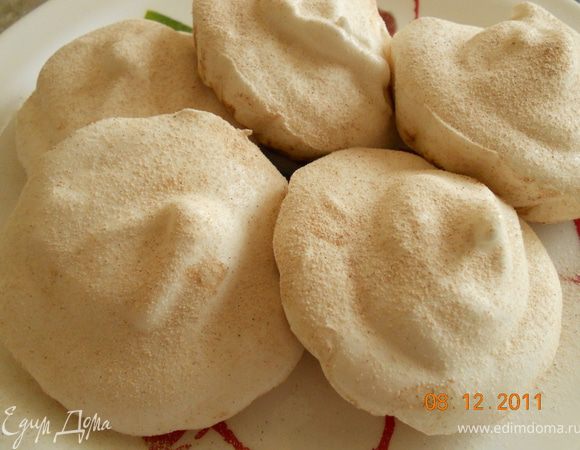 Приготовим Зефир:
Из сахара и воды сварить сироп (до мягкого шарика), желатин замочить в воде, чтобы он набух, на 30 минут.
Когда желатин набух, добавляем его к сиропу и взбиваем все на средней скорости миксера, до густой пены, добавляем белки и продолжаем взбивать, чтобы масса была густой и тягучей, взбивать не менее 10 минут
Формочки, лучше силиконовые, посыпаем пудрой и выкладываем в них зефирную массу, и ставим сушиться часа на 2-5 в остывшую духовку, ну или в сухое место, зефир получается нежным, тающим во рту 