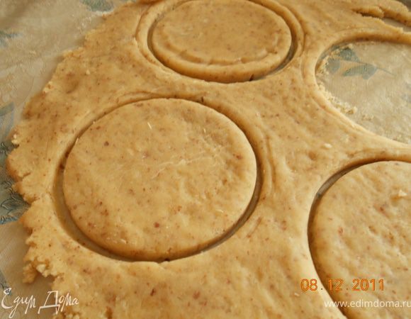 Преступим к самому печенью: 
Тесто раскатываем в пласт.
Стаканом вырезаем кружки, выкладываем на противень, смазанный сливочным маслом, можно и на пергамент.
Выпекаем печенье  при 200град. минут 15-20. 
Зефир разрезаем на половинки.