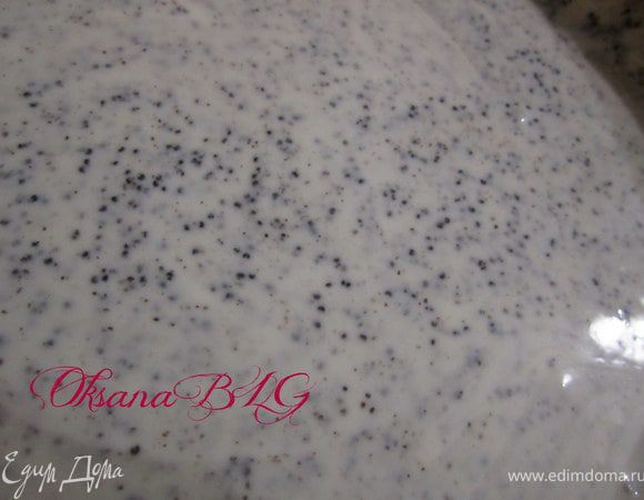 В наименьшую часть добавить перетертый мак.