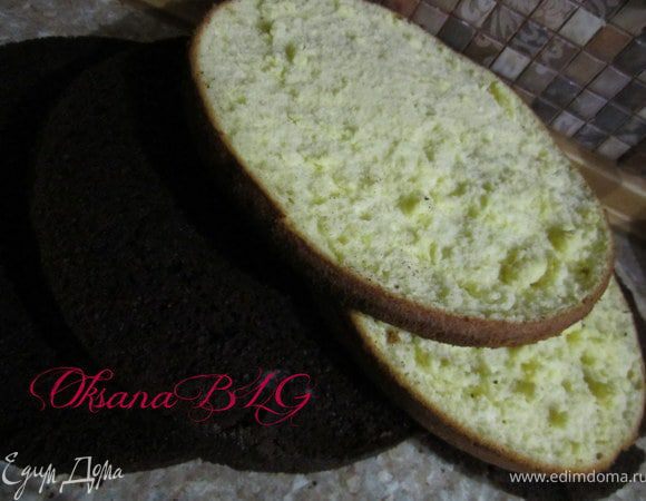 Приготовленый шоколад на кипятке разрезать на 4ре коржа. Классический бисквит на два.