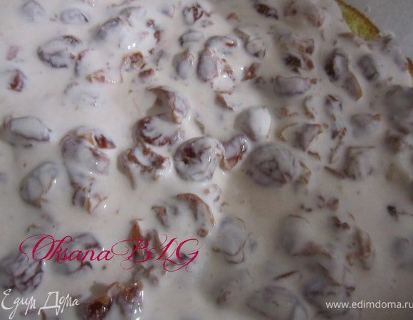 На дно раземной формы положить белый корж, на него вылить половину суфле с вишней.