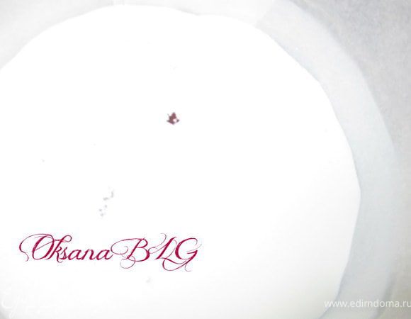 Накрыть шоколадным коржом. Вылить половину белого суфле.