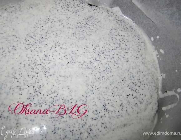 Накрыть белым коржом и вылить суфле с маком.