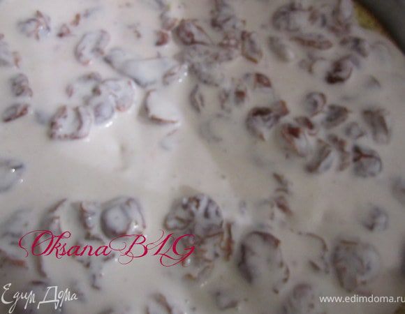 Накрыть шоколадным коржом, залить часть суфле с вишней и накрыть последним шоколадным коржом. Поставить торт в холодильник на 2-3 часа.