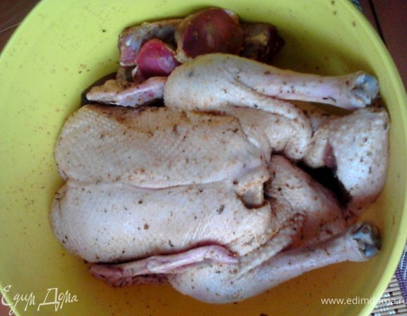 Подготовим маринад. Розмарин разотрём в ступке для раскрытия аромата, смешаем со специями и солью. Добавим оливковое масло и коньяк, хорошенько всё взболтаем.
Промытую и обсушенную утку смажем снаружи и изнутри маринадом, также смажем и отдельно запакованные желудок, сердце, печень и утиную шею. Оставим мариноваться утку на 10 часов, можно на сутки.