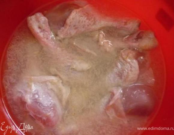 Ножки хорошо промыть и замариновать на 30 минут. Маринад я делаю всегда следующим образом: лимон натереть на мелкой терке цедру, выжать сок лимона, добавить стакан растительного масла и можно немного холодной воды)