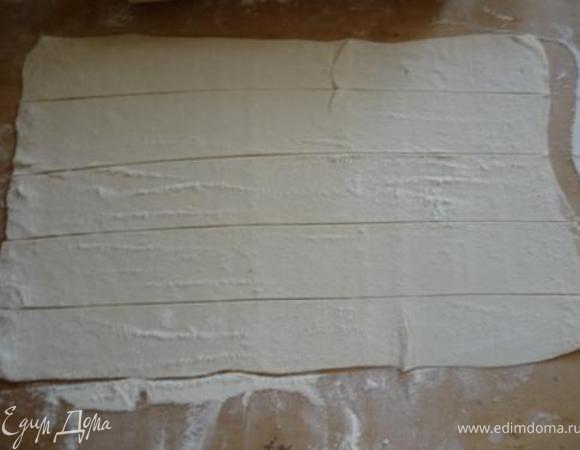 Тесто расткатать в форме прямоугольника толщиной 2-3 мм и нарезать на полосы вдоль.